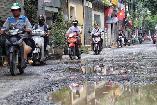 Hà Nội: Người dân khổ vì con đường dày đặc 'ổ voi, ổ gà'