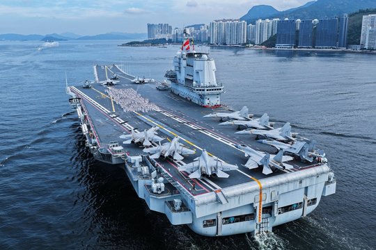 Trung Quốc lần đầu đưa tàu sân bay nội địa đến Hồng Kông