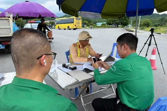 Đi ngược chiều trên cao tốc, tài xế xe khách bị xử phạt