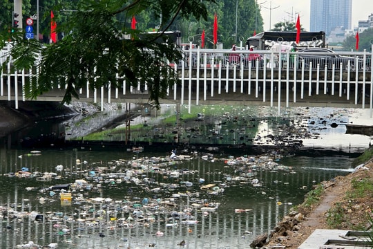 Công ty Thoát nước Hà Nội nói gì về việc sông Tô Lịch 'ngập' rác thải sau mưa lớn?