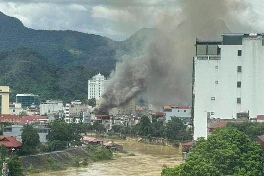 Tuyên Quang: Cháy lớn tại nhà nghỉ, khói đen bao trùm tầng 4