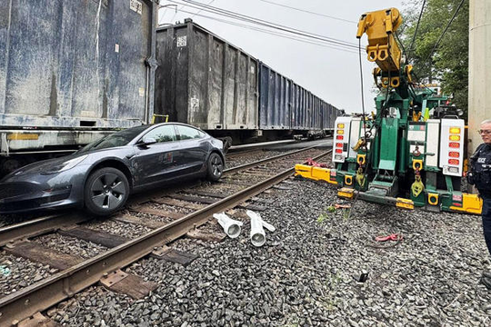 ‏Chế độ tự lái của Tesla khiến xe bị tàu hỏa tông trúng‏