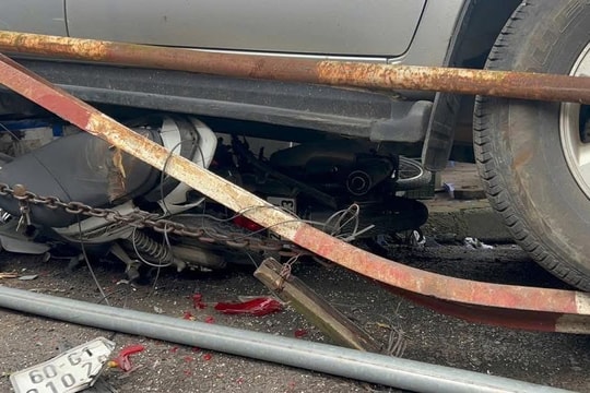 Ô tô lùi trúng 5 xe máy trên phố Mễ Trì Thượng