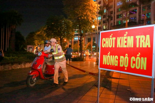 Không chỉ nam giới, phụ nữ cũng vi phạm nồng độ cồn khi lái xe