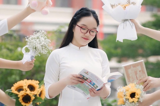 Thủ khoa kép chuyên Anh Hà Nội: “Con thích học, mẹ không bao giờ cần nhắc”