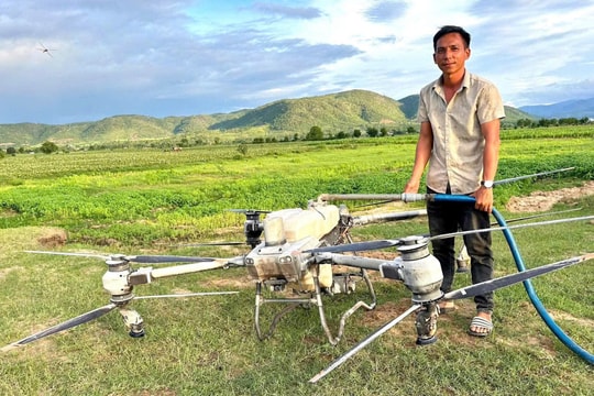 Chủ tịch tỉnh Gia Lai tặng bằng khen cho thanh niên dùng drone cứu 2 em nhỏ giữa dòng nước xiết