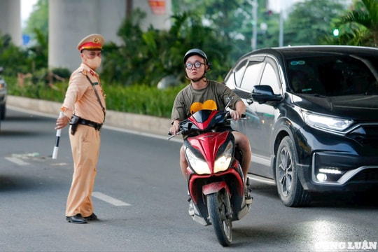 Ngày đầu phân làn đường Phạm Văn Đồng: Xe máy 'làm ngơ', ôtô vất vả né tránh