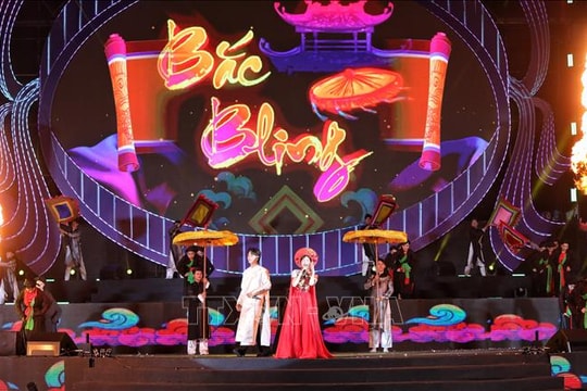 Hòa Minzy biểu diễn ‘Bắc Bling’ chào mừng thành lập tỉnh Bắc Ninh mới