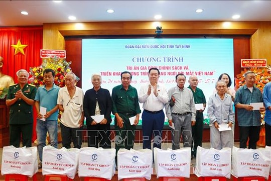 Trưởng Ban Tuyên giáo và Dân vận Trung ương tặng quà gia đình chính sách tại Tây Ninh​