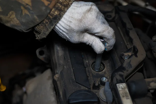 ‏Vì sao bugi dính dầu và bạn cần làm gì?‏