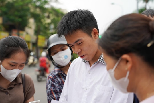 Gần 1.000 học sinh “tràn tuyến” vào 2 trường THPT mới ở Hà Nội