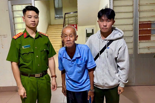 Công an hỗ trợ cụ ông 77 tuổi đi lạc 70km trở về với gia đình