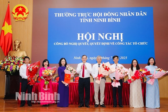 Thường trực HĐND tỉnh Ninh Bình công bố Nghị quyết, Quyết định về công tác cán bộ
