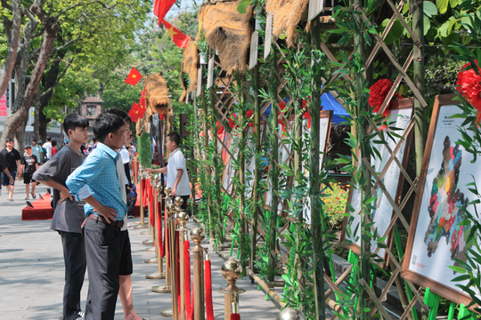 Bản đồ Việt Nam qua tranh da thủ công tại triển lãm 'Về chung một nhà'
