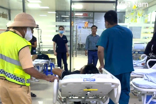 Cảnh sát giao thông dùng xe đặc chủng cứu tài xế đột quỵ trên cao tốc