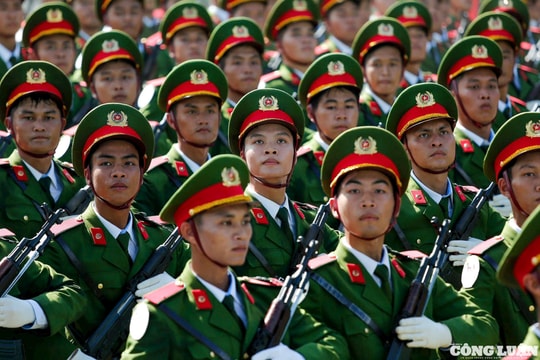 Mồ hôi đẫm vai áo, chiến sĩ công an vẫn đều bước hợp luyện diễu binh