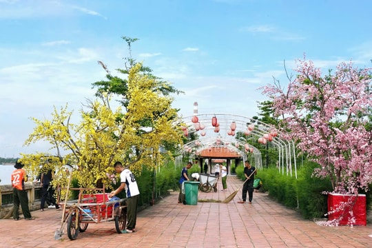 Trung tâm Huấn luyện quốc gia phòng chống khủng bố phối hợp làm vệ sinh môi trường tại khu vực Bến Đò Cổ