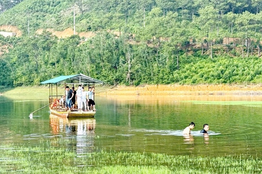 Quảng Ninh: Đi xe bán tải xuống lòng hồ thủy lợi, 2 vợ chồng trẻ tử vong