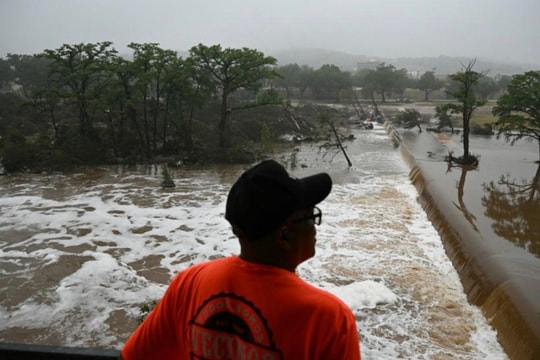Người thân tuyệt vọng tìm kiếm các nạn nhân sau trận lũ lịch sử ở Texas