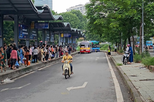 Xe máy lấn làn: Nỗi lo thường trực tại điểm trung chuyển xe buýt Long Biên (Hà Nội)