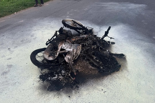 Gia Lai: Hai người tử vong tại hiện trường, xe máy cháy đen sau tai nạn