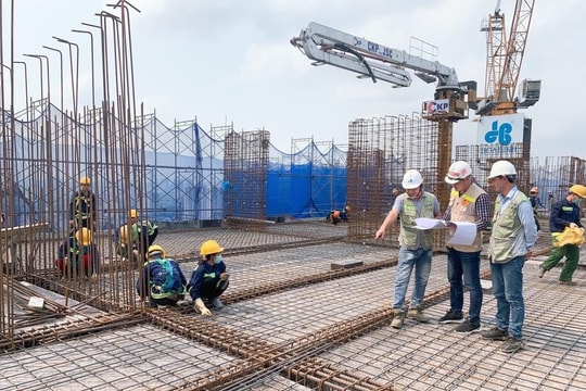 Giá cát tăng gấp 3, doanh nghiệp xây dựng gồng mình chịu trận giữa công trường