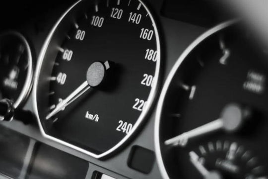 ‏Chạy ô tô nhanh có thực sự tốn xăng hơn?‏