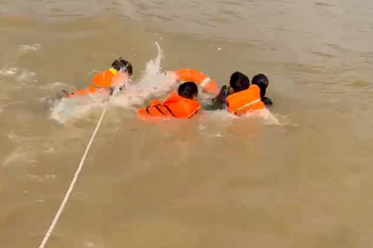 Hà Nội: Nữ sinh nhảy cầu Vĩnh Tuy, được cảnh sát giải cứu thành công