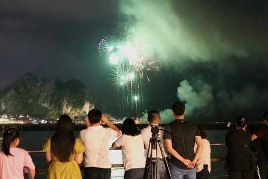 Không thu phí xem pháo hoa khi du khách tham quan vịnh Hạ Long