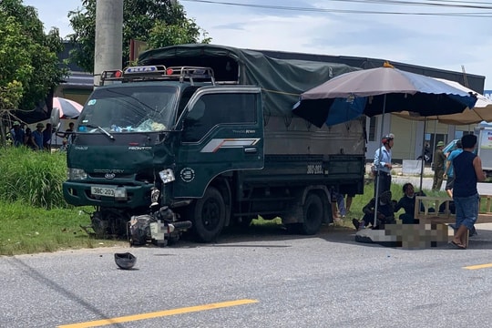 Xe tải va chạm xe máy, hai vợ chồng thương vong