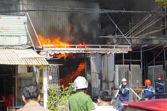 Kịp thời dập tắt đám cháy lớn tại kho chứa vải ở Đà Nẵng