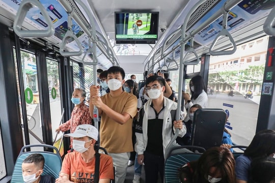Hà Nội: Hành khách dùng thẻ vé liên thông đi xe buýt, metro được ưu đãi giảm giá