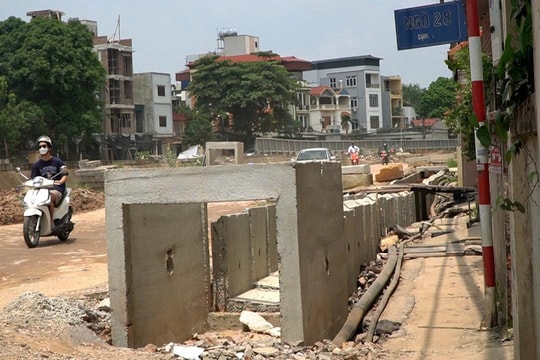 Hà Nội: Hàng chục hộ dân thấp thỏm vì cống, đường cao hơn nền nhà