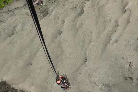 Lũ cuốn trôi cầu biên giới Trung Quốc - Nepal, hàng chục người mất tích