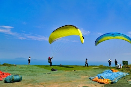 Đà Nẵng tạm dừng bay dù lượn tại Sơn Trà sau sự cố du khách tử nạn