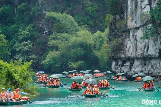 Thưởng ngoạn Tràng An mùa nước biếc – Di sản thế giới khoác lên mình vẻ đẹp rực rỡ