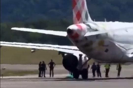 Người đàn ông bị hút vào động cơ và tử vong tại sân bay Milan