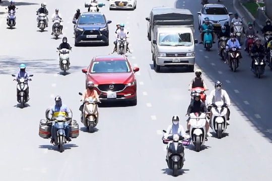 Nắng nóng ngột ngạt khắp miền Bắc và Trung Bộ