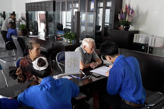 Lực lượng thanh niên tình nguyện góp sức giúp người dân làm thủ tục hành chính thuận lợi