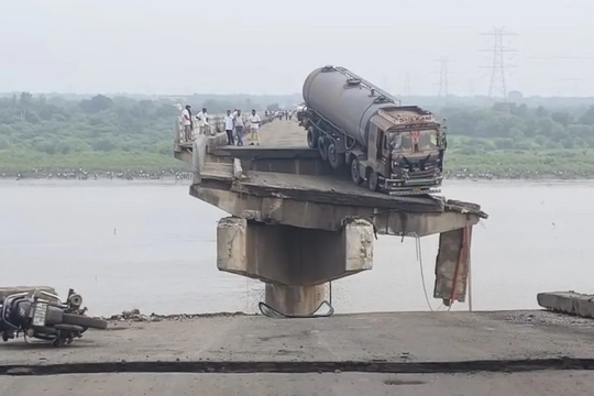 Sập cầu ở Ấn Độ: 9 người thiệt mạng, nhiều xe rơi xuống sông