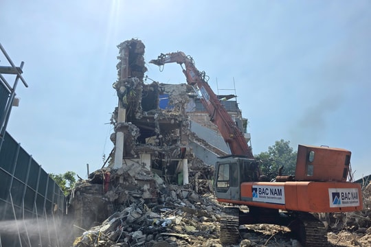 'Hàm cá mập' sắp hoàn tất tháo dỡ, khu vực khó nhất xong trong vài ngày tới