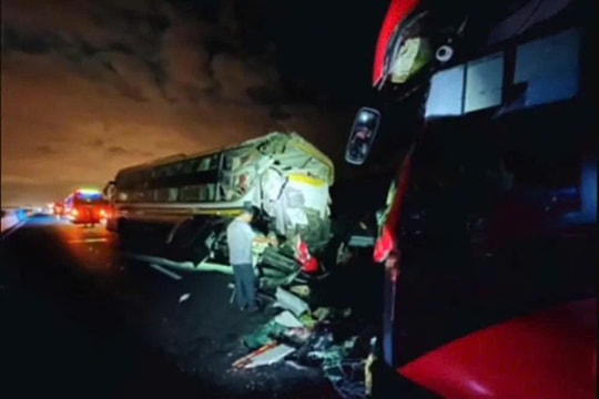 Vụ tai nạn xe khách trên cao tốc: Nguyên nhân do nổ lốp, thiếu cảnh báo