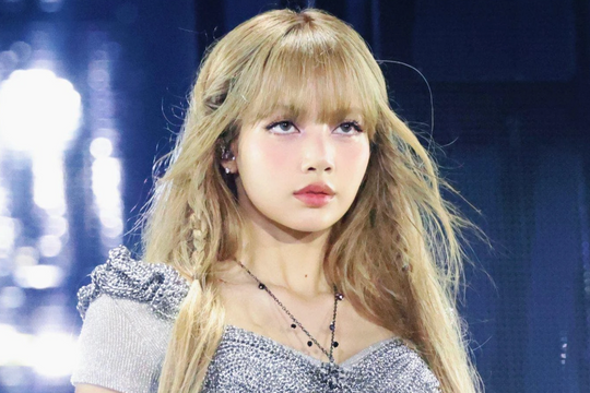Lisa (Blackpink) tiếp tục gây tranh cãi vì trang phục 'gợi cảm' trong tour diễn tái hợp