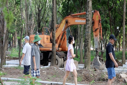 Người dân phớt lờ biển cấm để tập thể dục giữa công viên