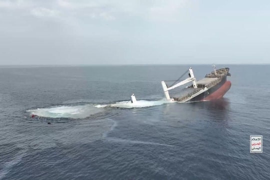 Houthi tiếp tục đánh chìm tàu hàng ở Biển Đỏ, bắt giữ và sát hại thuyền viên