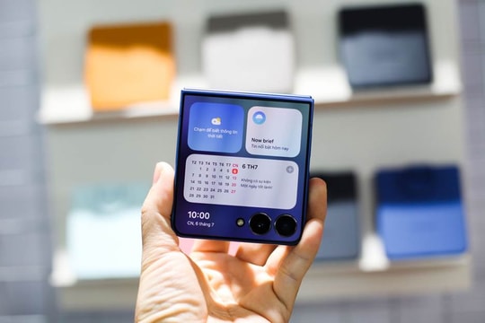 Ảnh thực tế Samsung Galaxy Z Flip7 - smartphone AI nhỏ gọn trong lòng bàn tay