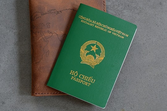 Cho phép nhập quốc tịch Việt Nam đối với người có công lao đặc biệt