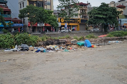 Hà Nội: Rác thải bị đổ trộm dọc bờ sông gần cầu Định Công