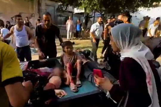 Hàng loạt trẻ em xếp hàng tại bệnh viện Gaza thiệt mạng trong cuộc không kích của Israel