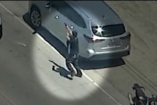 Video người biểu tình nổ súng đáp trả như phim hành động vào đặc vụ Mỹ